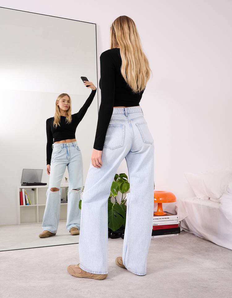 Distressed wide leg 90’s jean