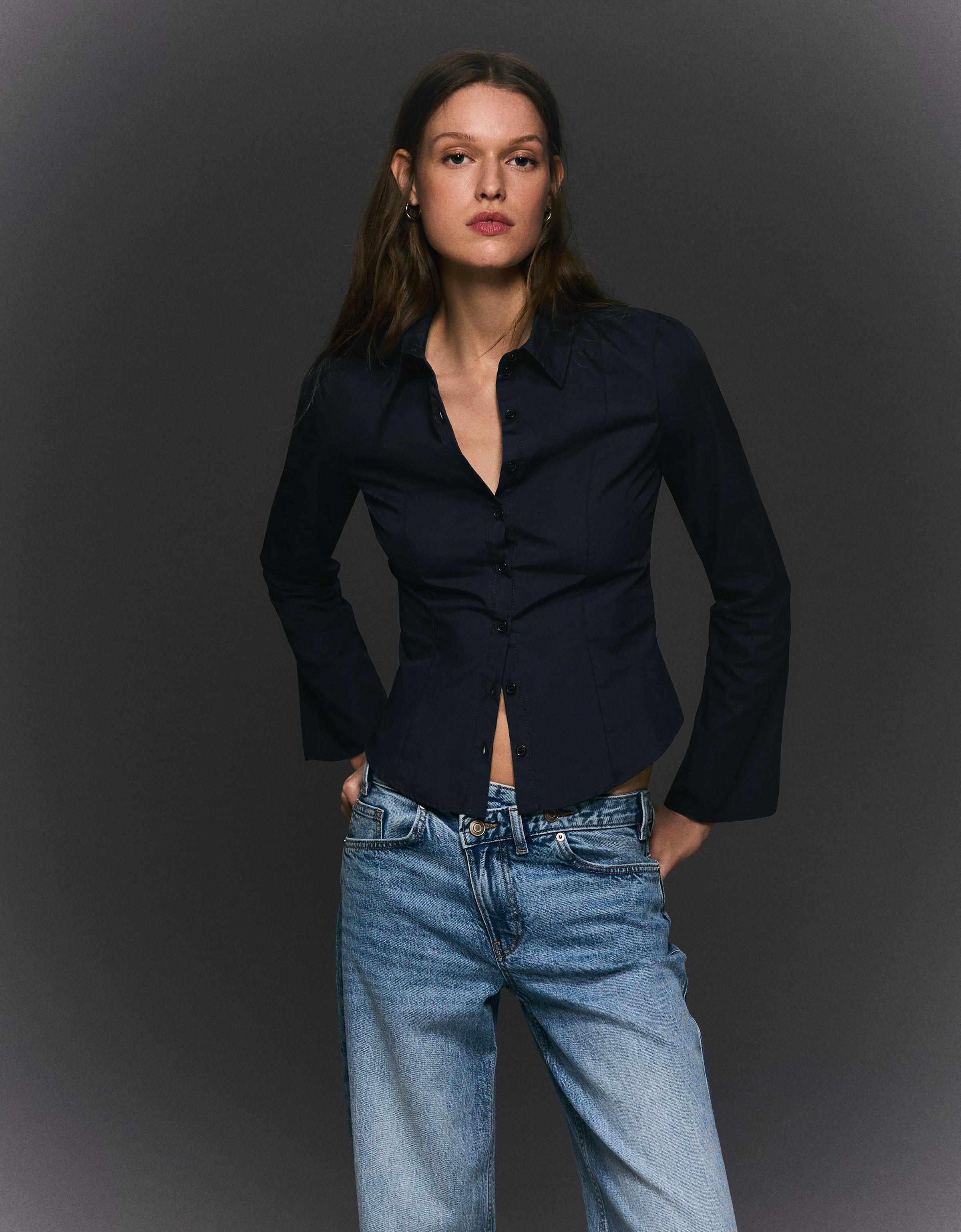 Bershka Figurbetontes Hemd Mit Ärmeln Im Schlaghosen-Stil Damen L Marinenblau