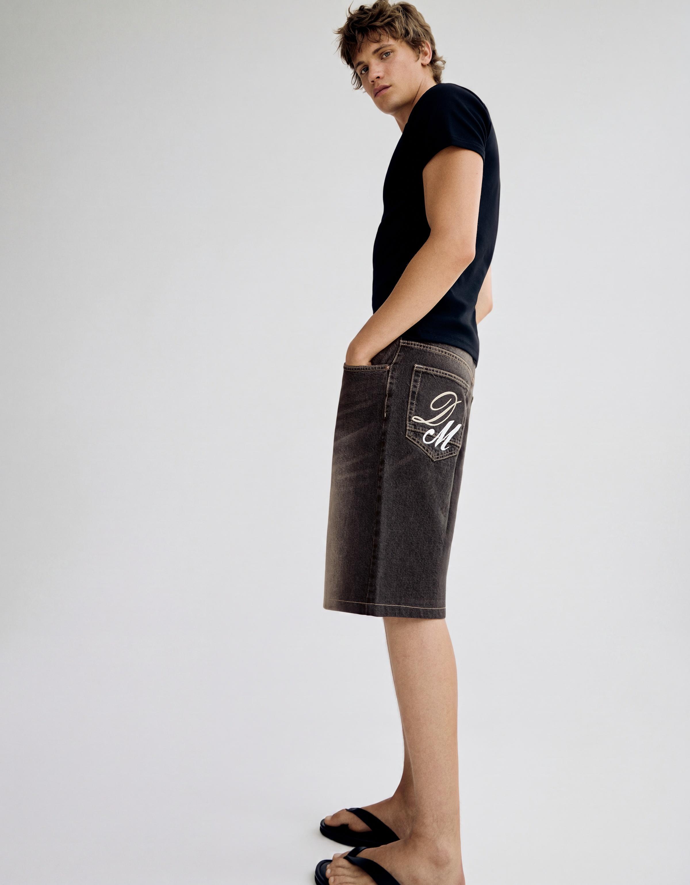 Embroidered super baggy denim Bermuda shorts — Brown