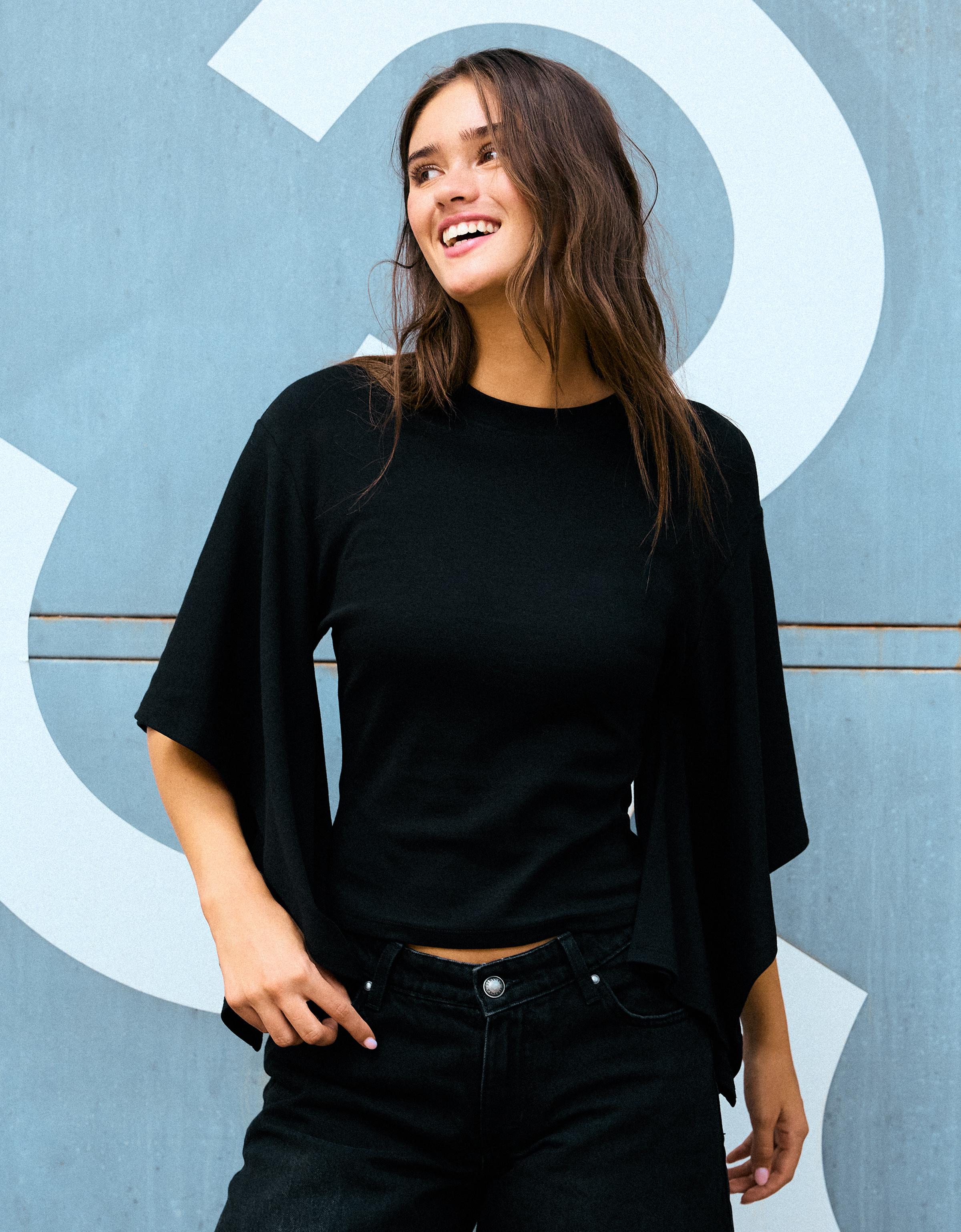 Bershka Koszulka Z Krótkim Rękawem Typu Cape Kobieta Czarny
