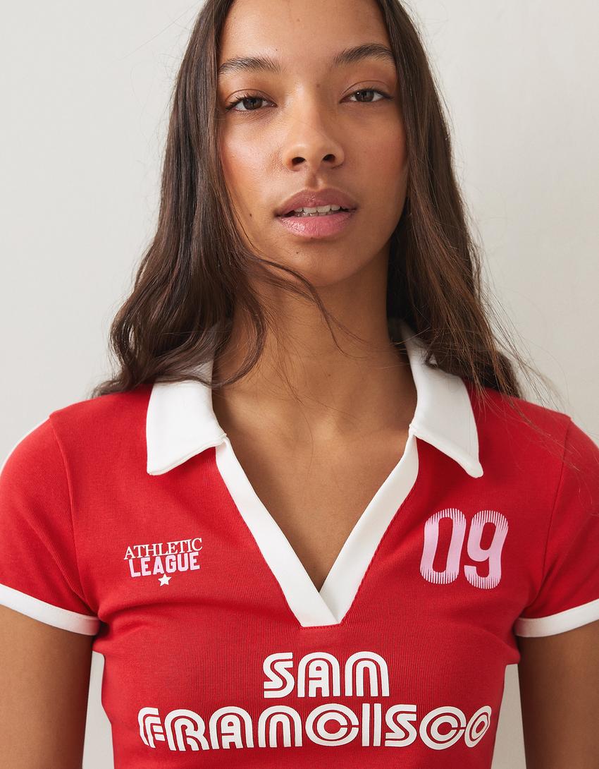 Kurzärmeliges T-Shirt mit Polo-Kragen und Print-Rot